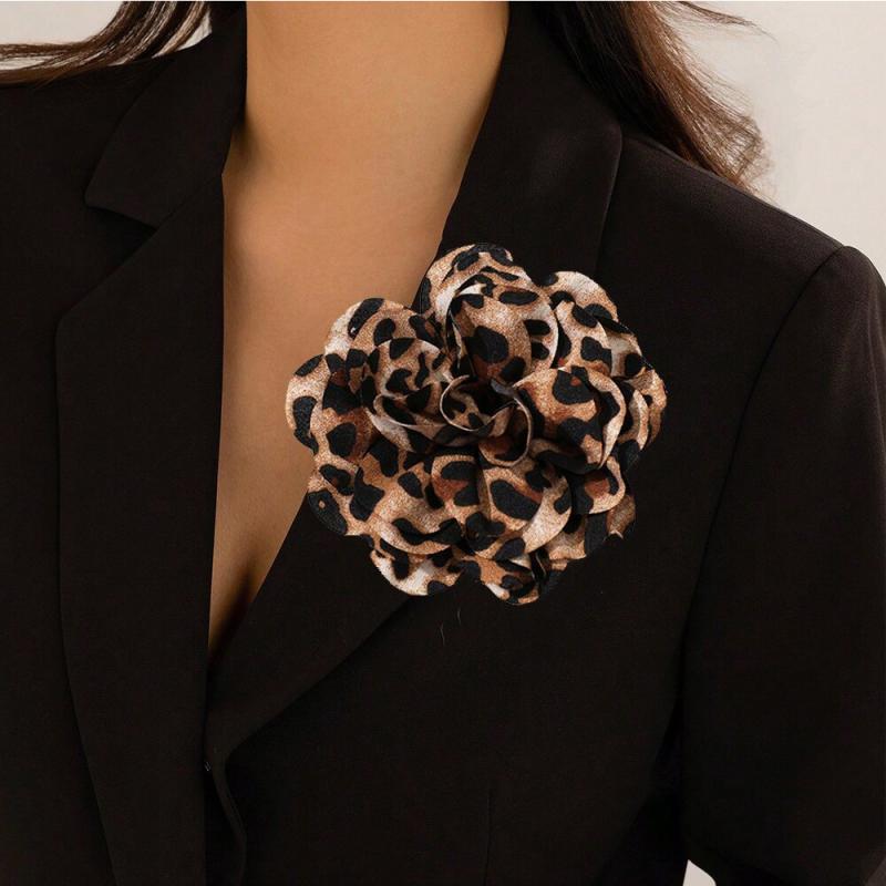 ブローチ レディース コサージュ ヘアクリップ ヒョウ柄 カメリア 花 フラワー 布製 ファブリック 上品 ヴィンテージ風 春夏 コーヒー ブラウン 髪飾り ピン バッジ 華やか 普段使い フォーマル カジュアル