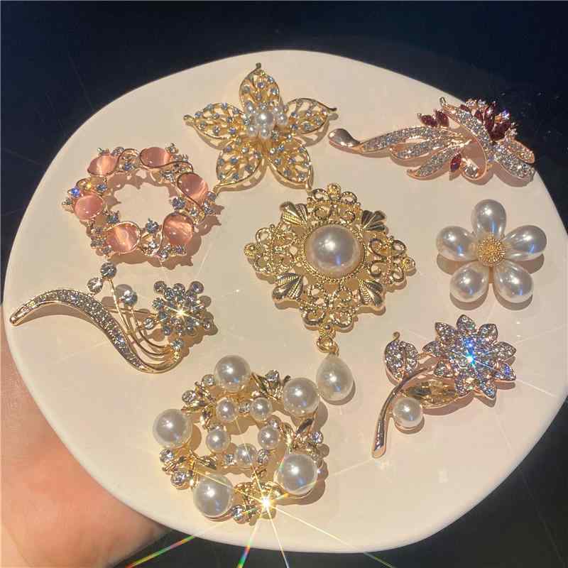 ブローチ レディース 胸飾り 高級感 エレガント かわいい パール ジルコニア キャッツアイ 花 金属製 ジャケット スーツ カーディガン パーティー セレモニー フォーマル チラ見え防止 秋冬 ピンク パープル