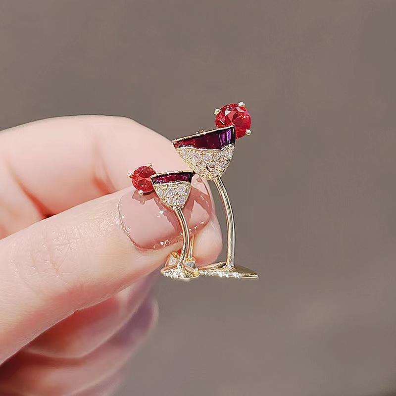 ブローチ レディース ワイングラス 個性的 高級感 春夏 チラ見え防止 襟元固定 アクセサリー 合金 電気メッキ加工 ウエスト調整 ギフト プレゼント カートゥーン レッド ピン カジュアル かわいい おしゃれ