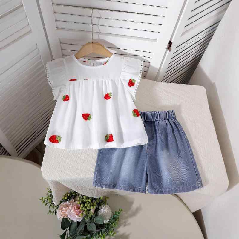 セットアップ 女の子 キッズ 春夏 イチゴ 苺 刺繍 バタフライ 蝶 半袖 Tシャツ カットソー デニム ショートパンツ 短パン 2点組 綿 コットン 柔らかい カジュアル 欧米風 白 ホワイト かわいい 普段着 通園