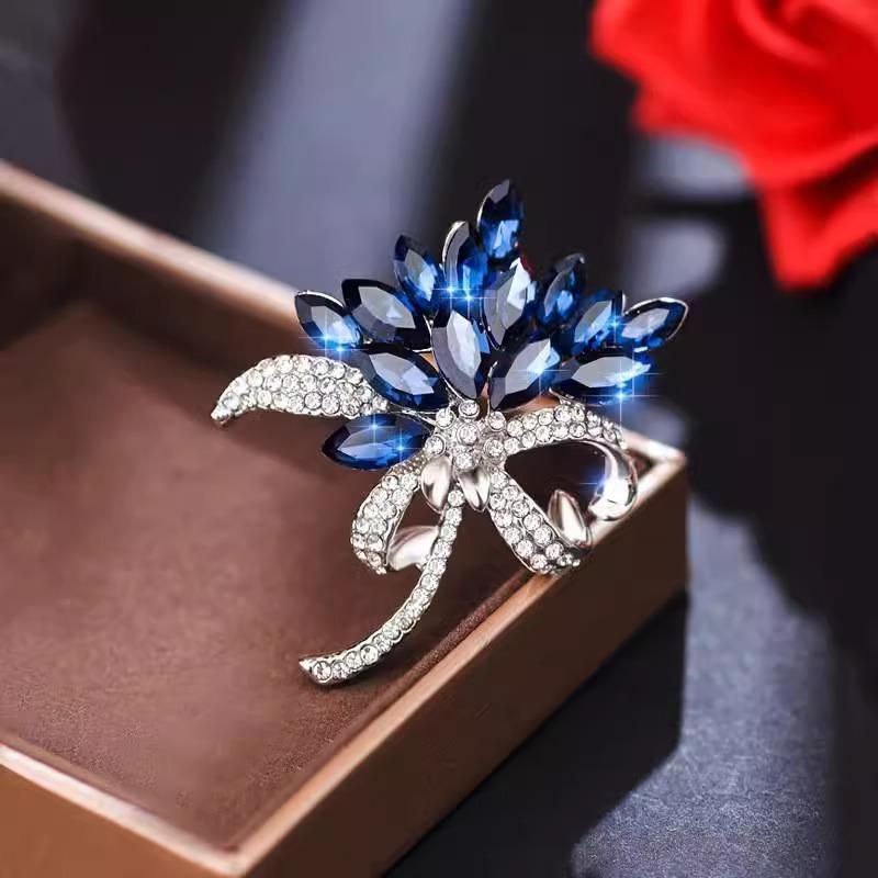 Other - ブローチ レディース コサージュ ピン アクセサリー 花 フラワー 葉 リーフ クリスタル 亜鉛合金 電気メッキ加工 エレガント 上品 高級感 きれいめ 大ぶり シルバー ブルー ゴールド 結婚式 パーティー 春夏