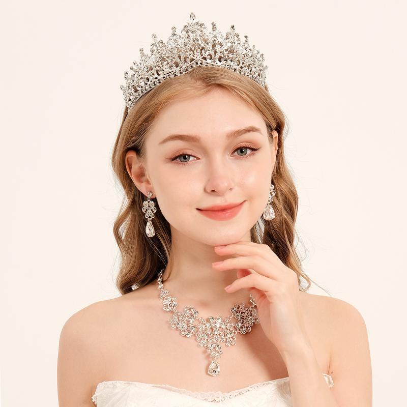 ・カテゴリ: アクセサリーセット・セット内容: ヘアアクセサリー、耳飾り、ネックレス・素材: 合金、ラインストーン・チェーンの種類: スタンダードチェーン・モチーフ: 植物、花、リーフ・スタイル: 高級感、ファッション・対象: レディース・利用シーン: 結婚式、誕生日パーティー、成人式、ステージ、演奏会・カラー展開: シルバー、ゴールド、ゴールド×レッド、ゴールド×グリーン、ゴールド×ブルー