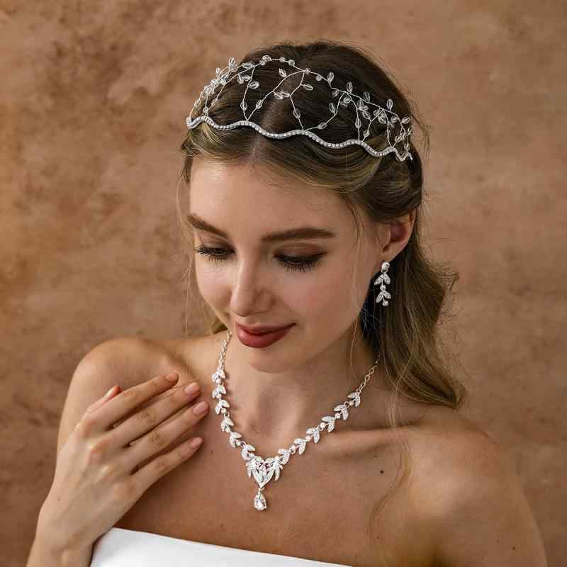 カチューシャ レディース ヘアアクセサリー ヘッドドレス 王冠 クラウン クリスタル ビーズ ハンドメイド 手編み ゴージャス 高級感 キラキラ ビジュー 春夏 パーティー 結婚式 二次会 ブラック ゴールド シルバー