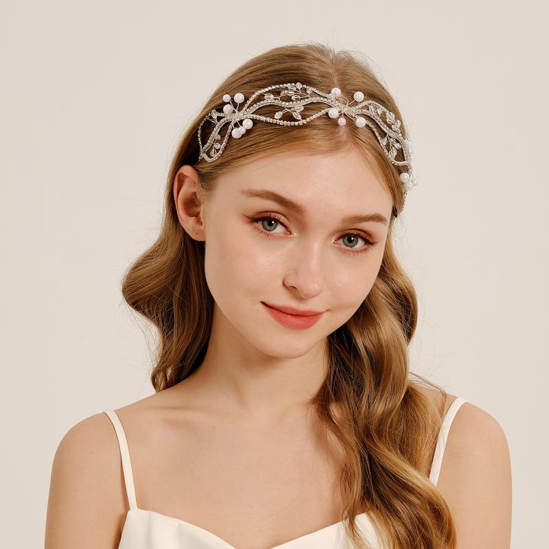 カチューシャ レディース シルバー ホワイト クリスタル 王冠 ティアラ クラウン ヘッドドレス ヘアアクセサリー 結婚式 ブライダル パーティー 手編み ビジュー キラキラ 大人かわいい 華やか 上品 髪飾り