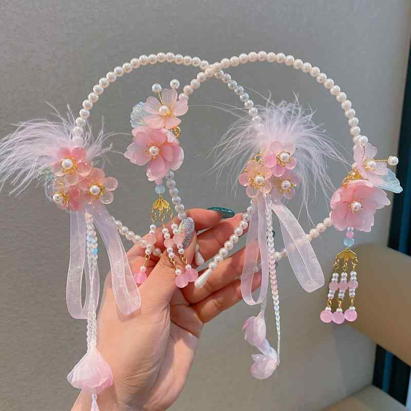 ・素材: 合金・加工: ハンドメイド・カテゴリ: ヘッドドレス・対象: 子供・スタイル: 古風、ヴィンテージ・モチーフ: 花・カラー展開: ピンク羽毛フリンジ、オレンジ花ピンク蝶リボン、パープル羽毛リボン、ピンク花ブルーリボン、オレンジ花リボン、ブルー花羽毛リボン、ピンク花フリンジ、パープル花フリンジ、ピンク花パールフリンジ、ブルーオレンジ花リボン、ブルー花、パープル蝶リボン、ピンク花リボン、イエロー花リボン、大粒パール、大小パール、2連パール、中粒パール、花パール