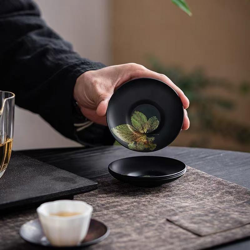 乐天商城 - コースター 茶托 鉄製 漆器 ヴィンテージ風 アンティーク調 レトロ 和モダン 断熱 まだら模様 プレート 家庭用 来客用 おもてなし 中国式 キッチン雑貨 ブラック レッド 卓上用品 高級感 伝統的 おしゃれ