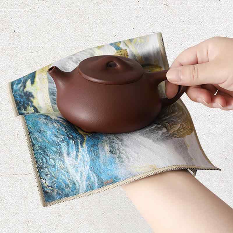 ・カテゴリ: 茶巾・素材: スエード調ベルベット、高密度ベルベット・重量: 約28g・糸の製法: 股糸・糸の太さ: 40番手・加工方法: 刺繍、プリント・吸水性: 21s-25s・サイズ: 30×16cm・カラー展開: 富貴有余、古筝、海納百川、荷韻、鴻運当頭、划船、家和万事興、江山如画、静、連年有余、新喜上枝頭、馬到成功、舎得、万里長城、鴛鴦戯水、柿柿如意、梅、蘭、竹、菊、新喜上眉梢