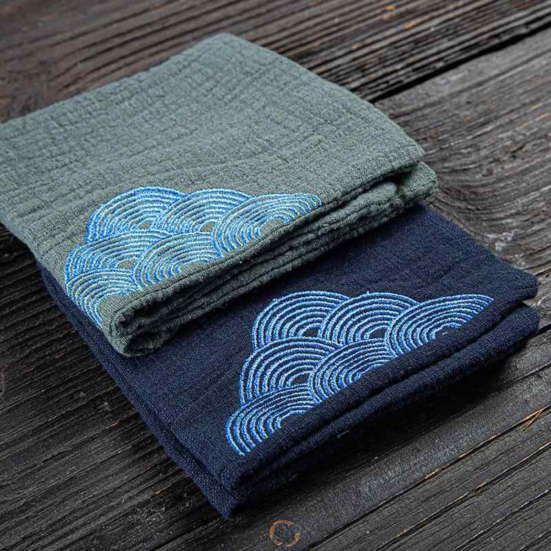・カテゴリ: 茶巾・素材: 布・重量: 約25g・糸加工: コーマ糸・加工: 刺繍、プリント、ジャカード・吸水性: 0-5秒・カラー展開: レッド（梅刺繍）、グリーン（梅刺繍）、ブラウン（梅刺繍）、ライトレッドブラウン（悟）、ライトブルーグレー（修）、グリーン（波刺繍・厚手）、ダークブルー（波刺繍・厚手）