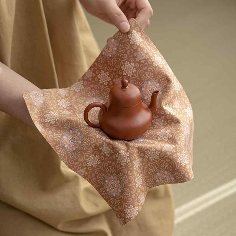 ・カテゴリ: 茶道アクセサリー・スタイル: モダンシノワズリ・主な素材: スエード調生地・重量: 約100g・柄・: ひまわり、如意紋、唐花紋、宝相華紋、蓮唐草紋・カラー展開: スカイグレー、アイスブルー、ダークブルー、グレー、オレンジ、コバルトブルー、ブラウン、オリーブグリーン、ゴールド、オレンジレッド、ブルー