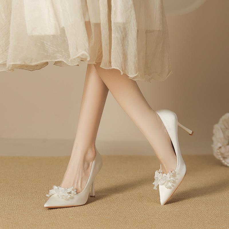 樂天商城 - ハイヒール レディース パンプス ポインテッドトゥ サテン 浅口 フレンチスタイル 花飾り 結婚式 パーティー 普段使い エレガント 上品 美脚 ホワイト ブラック 履きやすい きれいめ 大人 かわいい 華やか クッション 疲れにくい 安定感