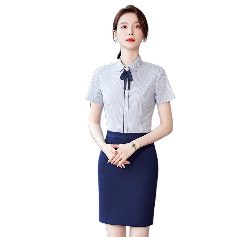 Rakuten - シャツ レディース ブラウス トップス 半袖 ストライプ柄 事務服 制服 通勤 オフィス 普段使い 襟 ボタン ブルー きれいめ カジュアル 前開き 春夏 スリム フィット 涼しい ワークウェア 上着 爽やか