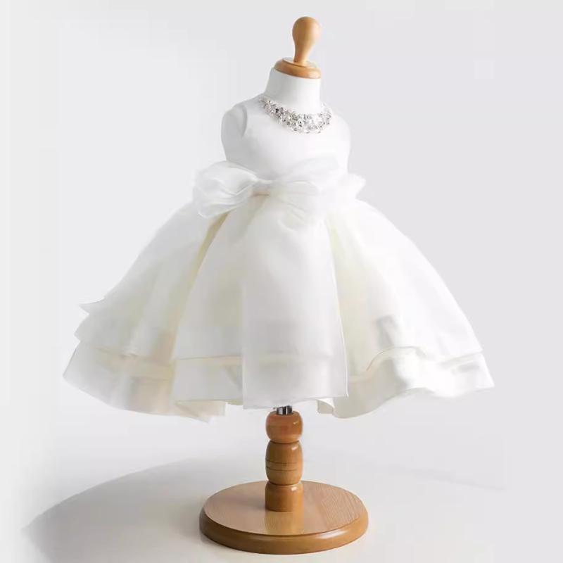 ・カテゴリ: 子供用ドレス・対象: 女の子・対象年齢: 新生児（0〜1歳、80cm以下）・スタイル: 韓国スタイル・要素: リボン、プリンセス・表地素材: ポリエステル（サテン）・裏地素材: 綿76%、レーヨン24%・タイプ: ウェディングドレス・カラー: ホワイト・サイズ展開: 3M（0-3ヶ月）、6M（3-6ヶ月）、12M（6-12ヶ月）、18M（12-18ヶ月）、24M（18-24ヶ月）