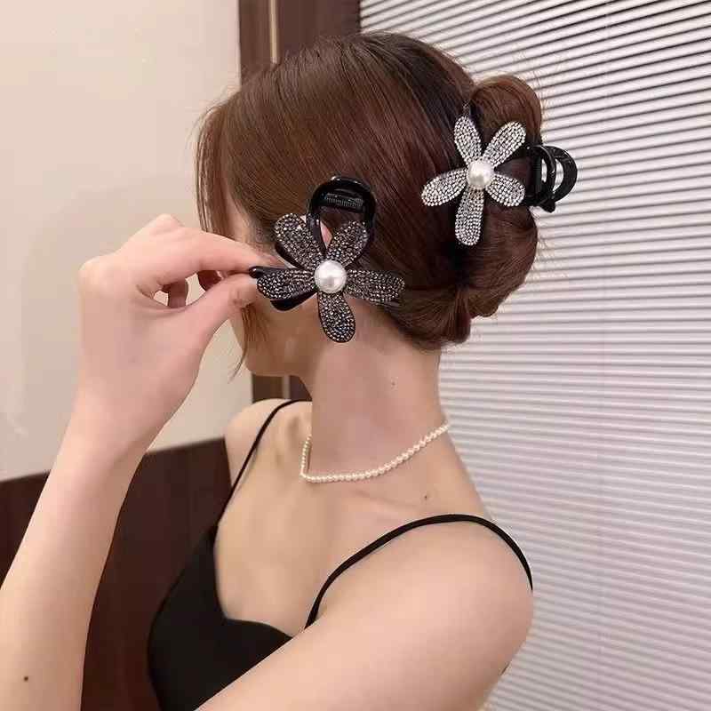 ヘアクリップ レディース バンスクリップ 髪留め 髪飾り ヘアアクセサリー 花 プルメリア 高級感 ラインストーン ジルコニア キラキラ 韓国 上品 かわいい お団子ヘア まとめ髪 ハーフアップ ハンドメイド 春夏 ガンメタル シャンパン シルバー