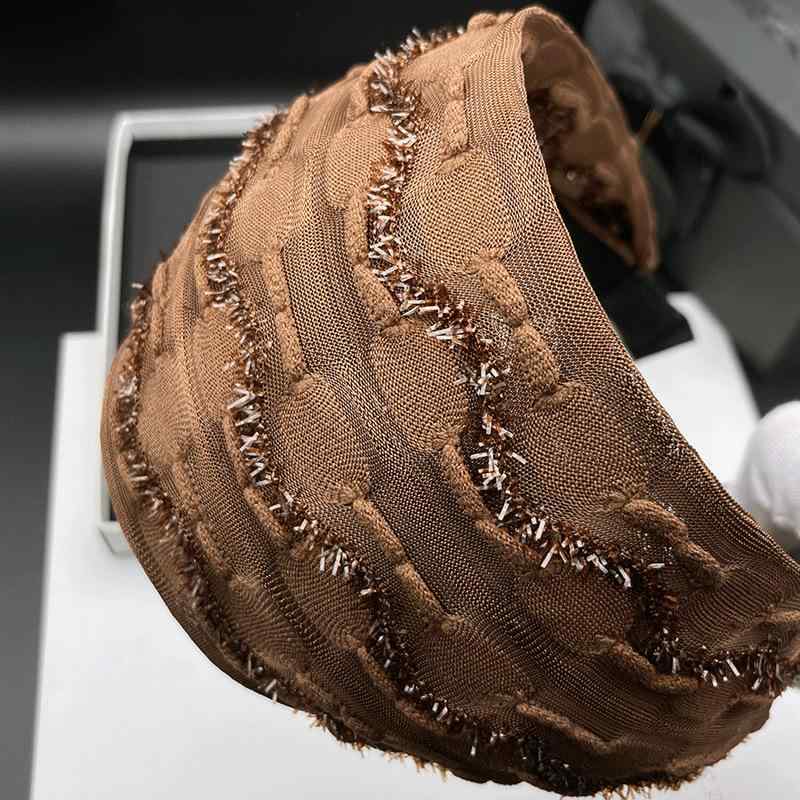 カチューシャ レディース ヘアバンド ヘッドバンド 髪留め 髪飾り ヘアアクセサリー 6cm 幅広 太め 白髪隠し 洗顔 普段使い 外出 高級感 軽い ハンドメイド 布製 ファブリック エレガント 上品 ブラック ブラウン 春夏
