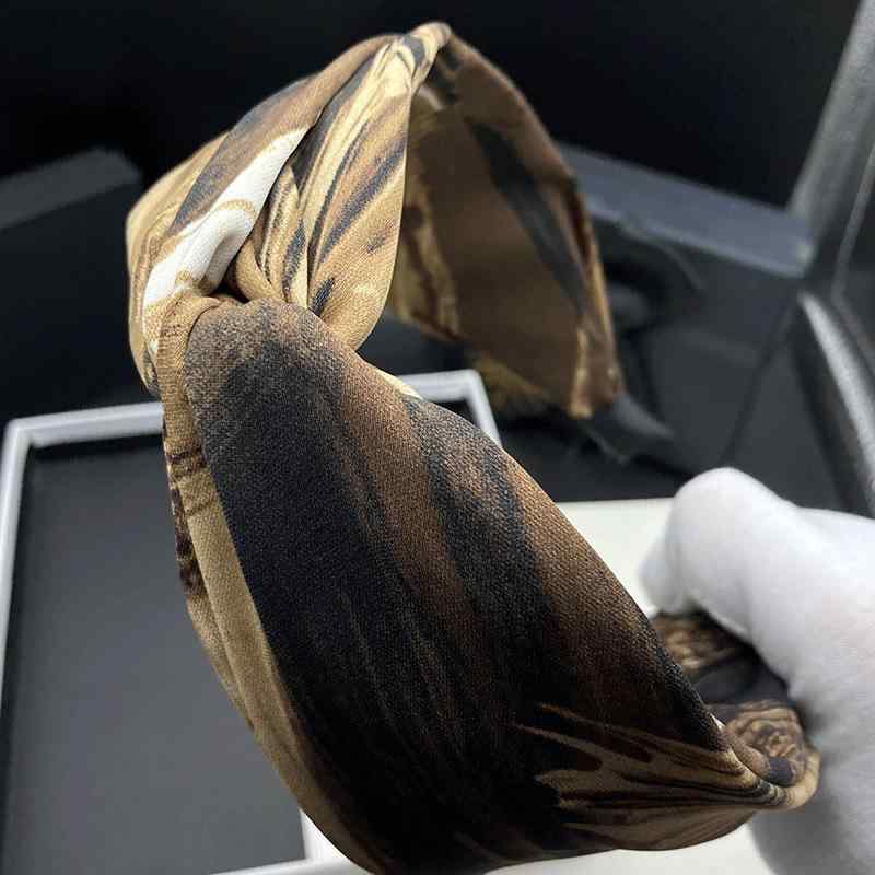 カチューシャ レディース ヘアバンド 髪留め 布製 ハンドメイド 高級感 幅広 太め 小顔効果 ブラウン おしゃれ かわいい 洗顔用 お出かけ 通勤 秋冬 カジュアル ファッション 小物 ヘッドドレス
