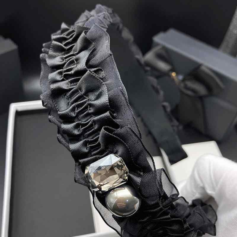カチューシャ レディース ヘアアクセサリー ヘッドバンド 髪飾り 黒 ブラック 高級感 ラインストーン ジルコニア キラキラ 小顔効果 ボリュームアップ 通勤 普段使い 洗顔用 秋冬 布製 ハンドメイド かわいい