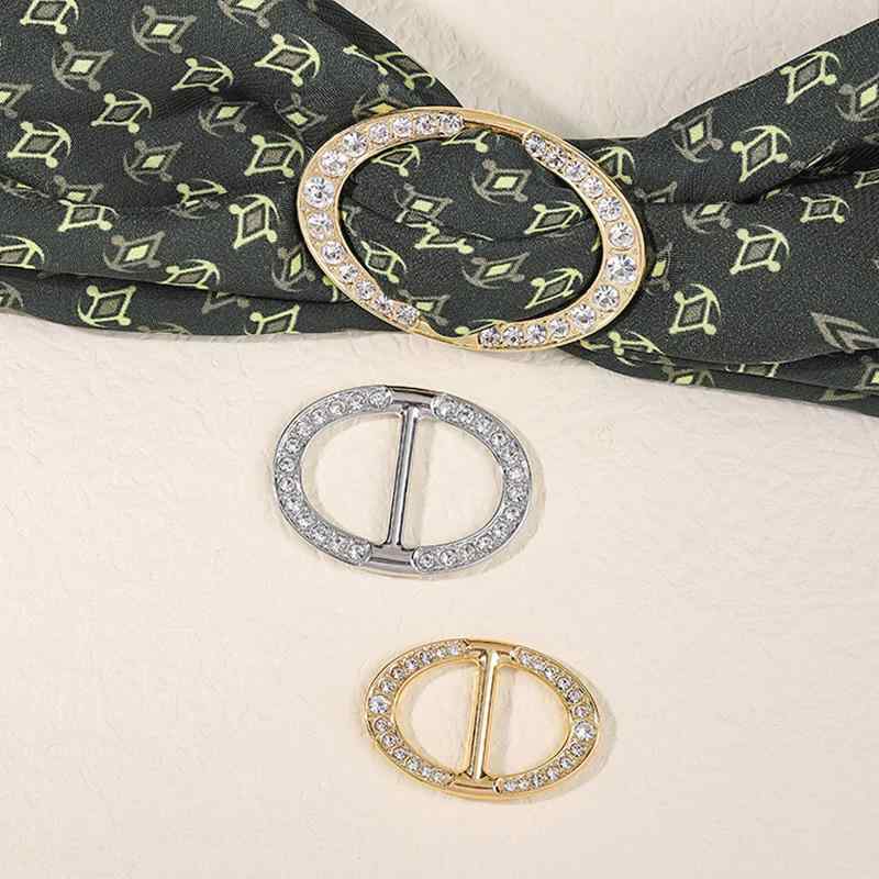 スカーフリング レディース Tシャツ用 裾留め バックル 楕円形 ジルコニア ラインストーン 高級感 シンプル ウエスト調整 衣類 アクセサリー 電気メッキ加工 合金 韓国 普段使い 大人かわいい ゴールド シルバー
