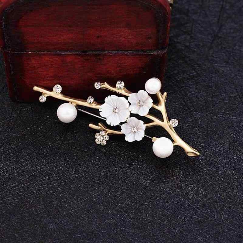 Other - ブローチ レディース 秋冬 シェル パール パール 梅の花 フラワー スカーフ留め クリップ ピンバッジ コサージュ アクセサリー ジュエリー 電気メッキ加工 高級感 かわいい エレガント 華やか 結婚式 卒業式 入学式