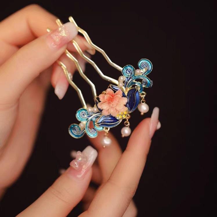 ・素材: 合金・スタイル: 中国風・形状: 花・加工: メッキ・適用シーン: 結婚式、誕生日、旅行記念、祝日、新築祝い、展示会、広告促進、従業員福利厚生、周年記念、ビジネスギフト、式典、記念品、広報企画・カラー展開: 焼青花ヘアクリップ、泰藍かんざし・カテゴリ: ヘアアクセサリー