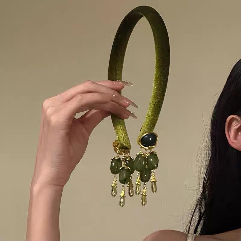 ・カテゴリ: ヘアアクセサリー・素材: プラスチック、樹脂・加工: ハンドメイド・要素: フリンジ・スタイル: 韓国、フェミニン・対象: レディース・カラー展開: オリーブエメラルド（グリーンカチューシャ）、オリーブエメラルド（ヘアクリップ）、オリーブエメラルド（ブラックカチューシャ）