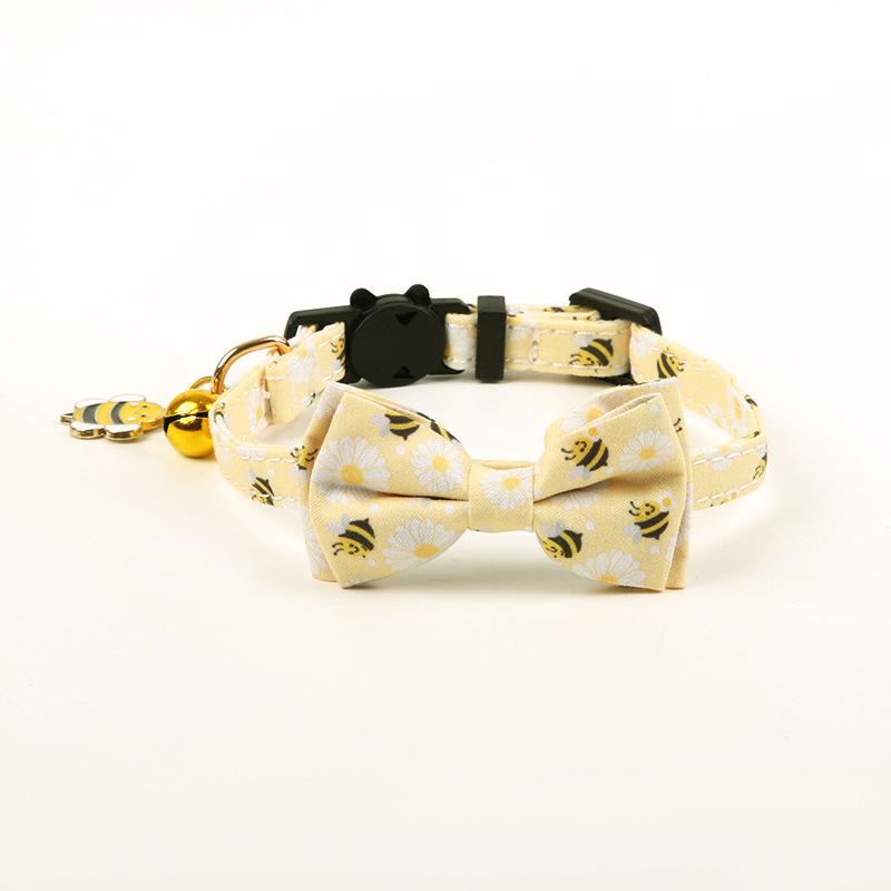 ペット 首輪 猫 犬 毛糸 ニット 編み物 蜜蜂 蜂 蝶 蝶々 バタフライ フラワー 花 鈴 ベル リボン 蝶ネクタイ カントリー調 ナチュラル かわいい おしゃれ オールシーズン 普段使い 散歩 記念撮影 装飾 長さ調整 チョーカー