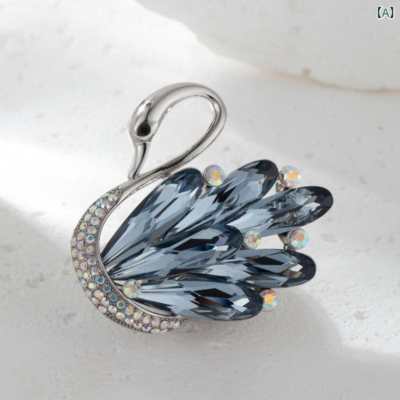 ブローチ レディース スワン 白鳥 クリスタル 高級感 おしゃれ エレガント きれいめ 上品 華やか 繊細 コサージュ ピンバッジ アクセサリー 真鍮 電気メッキ加工 通勤 フォーマル 春夏 アニマルモチーフ ジュエリー 個性的 シック ジャケット