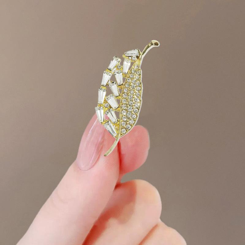 ブローチ レディース 春夏 花 蝶 鳥 植物 パール 合金 電気メッキ加工 高級感 上品 かわいい 華やか 個性的 フォーマル ギフト 贈り物 アクセサリー 小物 入学式 卒業式 結婚式 飾り イエロー グリーン ブラック 普段使い 記念日