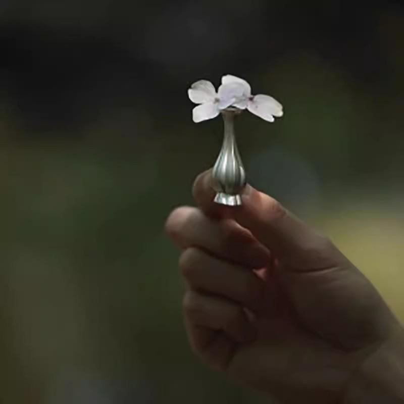 ブローチ レディース ピン コサージュ アクセサリー ジュエリー 中国風 中華風 レトロ ヴィンテージ風 花瓶 白菜 モチーフ フラワーベース ミニ 銅 電気メッキ加工 ウエスト調整 ズレ防止 チラ見え防止 おしゃれ かわいい 上品 高級感 春夏 ゴール