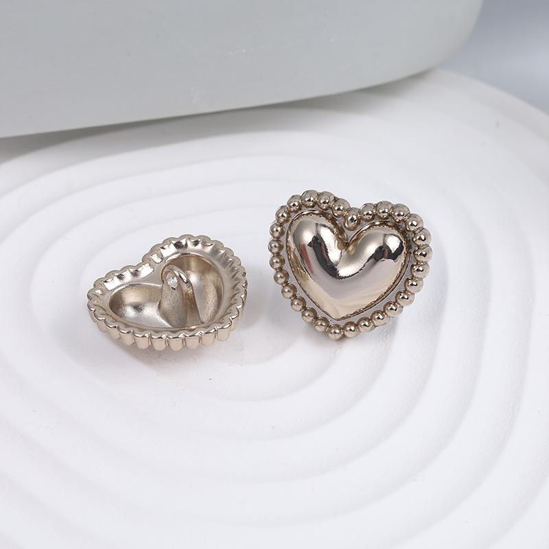 Button - ボタン レディース メンズ ハート型 高級感 メタル 合金 足 セーター コート ジャケット 留め具 手芸 裁縫 ハンドメイド パーツ ホワイト ゴールド 電気メッキ加工 装飾 素材