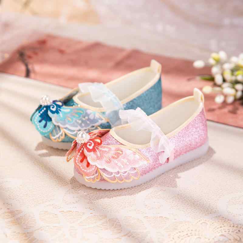 ・カテゴリ: フラットシューズ・カラー展開: ピンク、ブルー・サイズ展開: 15.7, 16.3, 17, 17.6, 18.3, 19, 19.7, 20.3, 21, 21.7, 22.3, 23, 23.7・アッパー素材: 綿布・裏地素材: 布・中敷き素材: 布・ソール素材: 牛筋・対象: 女の子（4-12歳）・スタイル: 民族風・着用方法: スリッポン
