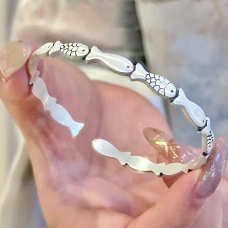 ブレスレット レディース 腕輪 錦鯉 魚 レトロ ヴィンテージ風 シンプル オープンバングル フリーサイズ 銅 電気メッキ加工 アクセサリー ラッキー ラッキーアイテム 普段使い 通勤 春夏 大人 かわいい 高級感