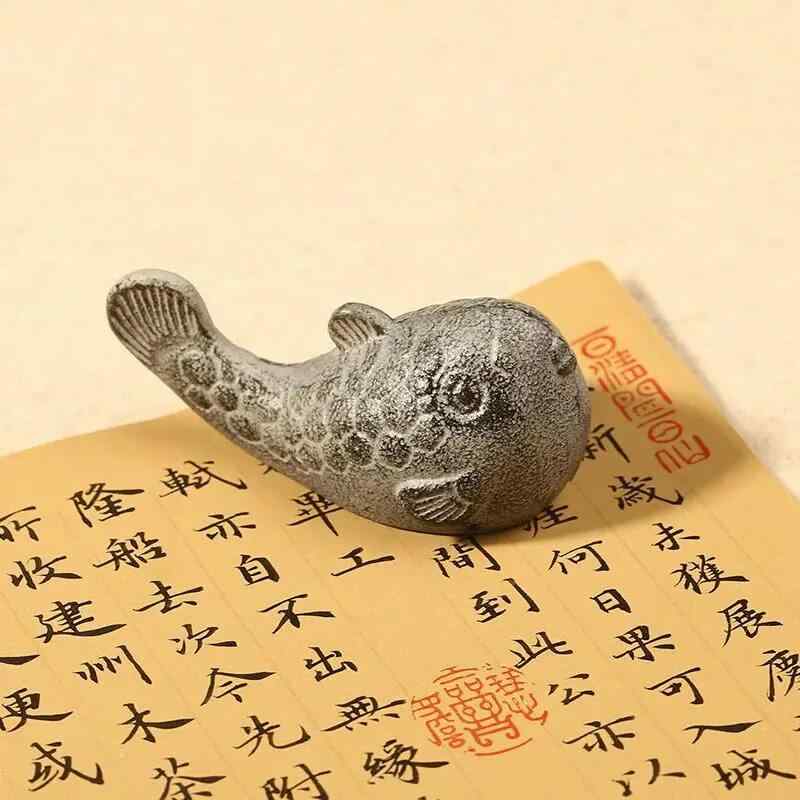 ・モデル: 河豚・素材: 鉄・カラー展開: 河豚文鎮（単支）、河豚文鎮（両支）
