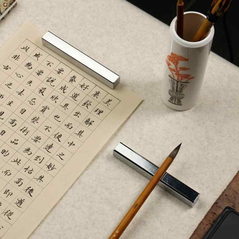 ・素材: 合金