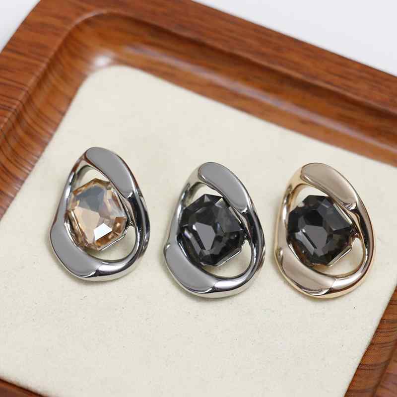 Button - ボタン メンズ レディース ヴィンテージ風 高級感 ラインストーン ジルコニア メタル 金属 装飾用 楕円形 透かし彫り 手芸 コート ジャケット カーディガン セーター リメイク ブラック シャンパン ゴールド