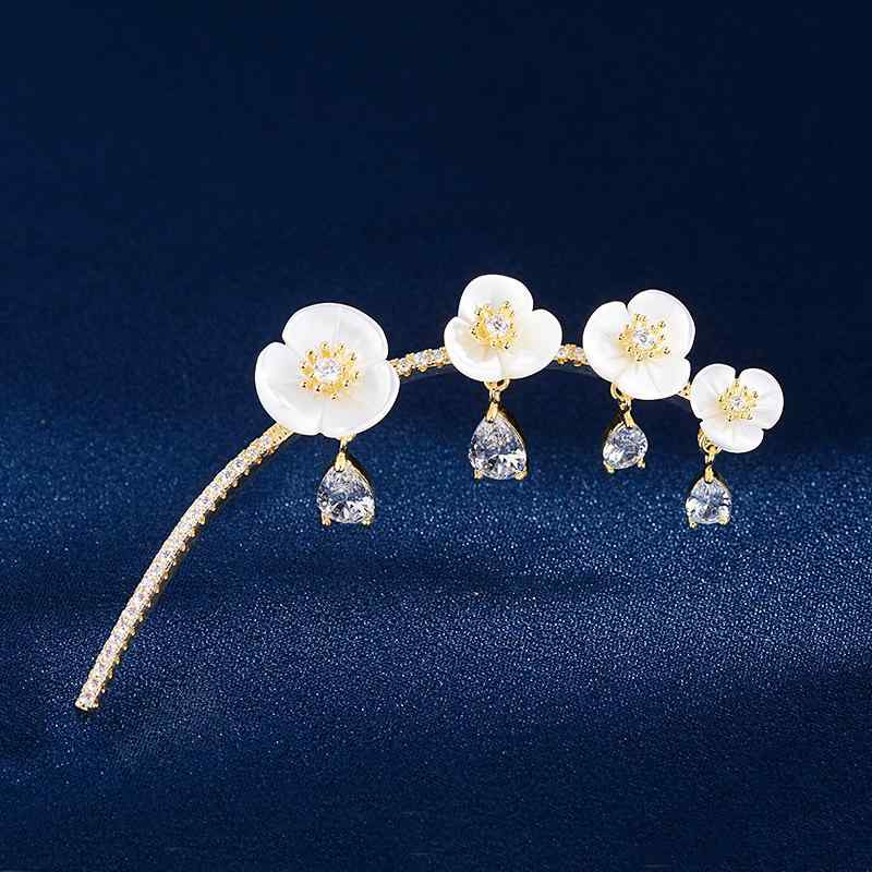ブローチ レディース コサージュ 梨の花 ホワイトシェル 白蝶貝 ジルコニア 高級感 アクセサリー 春夏 上品 エレガント ジャケット コート 飾りピン 電気メッキ加工 ゴールド 通勤 オフィス フォーマル ボタニカル
