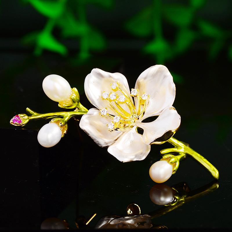 ブローチ レディース 春夏 桃の花 枝 モチーフ パール ジルコニア ピンバッジ コサージュ アクセサリー 銅製 電気メッキ加工 エレガント 高級感 おしゃれ 上品 華やか 通勤 普段使い パーティー シルバー ピンク