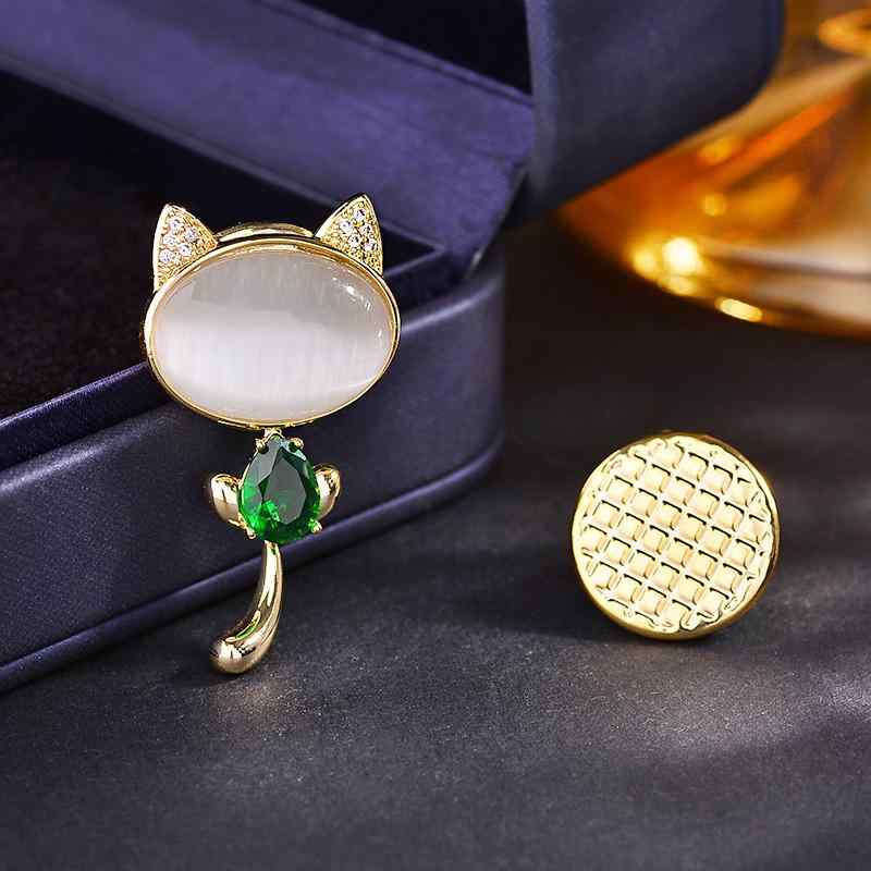 ブローチ レディース 猫 キャット 猫目石 キャッツアイ マグネット式 穴が開かない 傷つかない コサージュ 胸飾り アクセサリー 銅製 電気メッキ加工 金 華やか 高級感 かわいい おしゃれ 普段使い 通勤 フォーマル 春夏