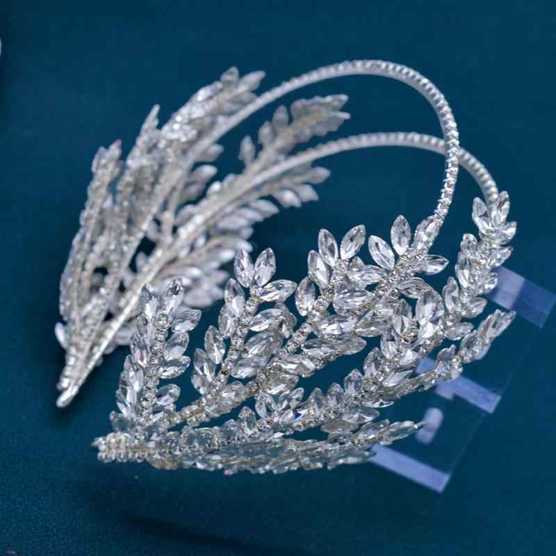 カチューシャ レディース ヘアバンド ヘアアクセサリー ヘッドドレス シルバー ラインストーン ジルコニア ハンドメイド 柔軟 変形可能 キラキラ 上品 高級感 結婚式 ウェディング 披露宴 ドレス 髪飾り 春夏