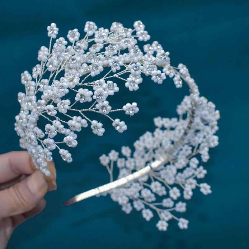 カチューシャ レディース ブライダル 結婚式 披露宴 二次会 ヘッドドレス 髪飾り ハンドメイド ビーズ ラインストーン ジルコニア シルバー 花嫁 編み込み 柔軟 華やか 高級感 おしゃれ 上品 アクセサリー エレガント