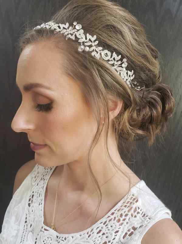 カチューシャ レディース ヘアバンド ヘッドドレス 髪飾り ブライダル ウェディング 花嫁 結婚式 披露宴 パーティー 欧米風 フラワー モチーフ 合金 パール ラインストーン ジルコニア 華やか 高級感 上品 金 銀 ローズゴールド 秋冬 ヘアアクセサ
