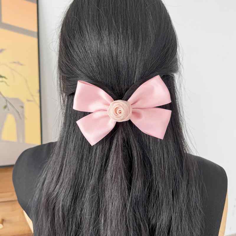Rakuten - ヘアクリップ レディース リボン フラワー バラ ローズ 髪留め ダッカール フロント用 サイド固定 上品 エレガント シンプル ピンク 黒 白 春夏 ハンドメイド 通勤 普段使い お出かけ 華やか かわいい フェミニン 雑貨