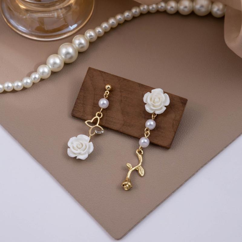 Rakuten - ピアス レディース ローズ 薔薇 パール パール 揺れる アシンメトリー フラワー 蝶 ジルコニア 電気メッキ加工 透かし フレンチ かわいい 上品 華やか 結婚式 パーティー デート 春夏 ゴールド ホワイト ピンク