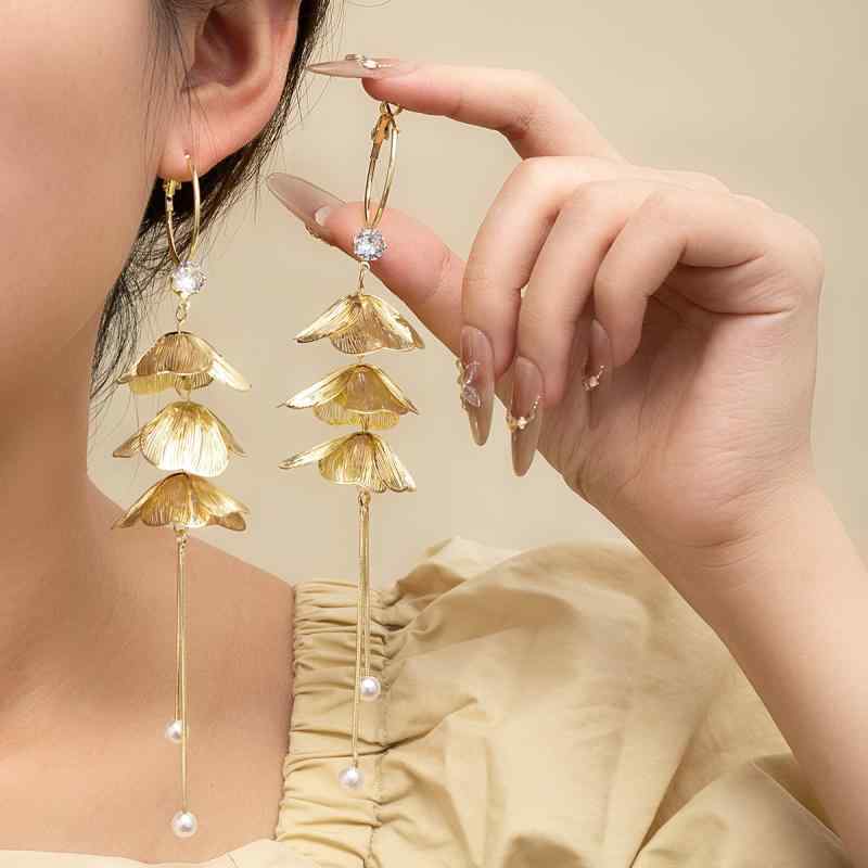 Amethyst - ピアス レディース 花びら フラワーモチーフ パール パール フリンジ タッセル 揺れる 大ぶり 華やか 個性的 電気メッキ加工 春夏 アクセサリー パーティー 結婚式 二次会 おしゃれ かわいい フェミニン 高級感