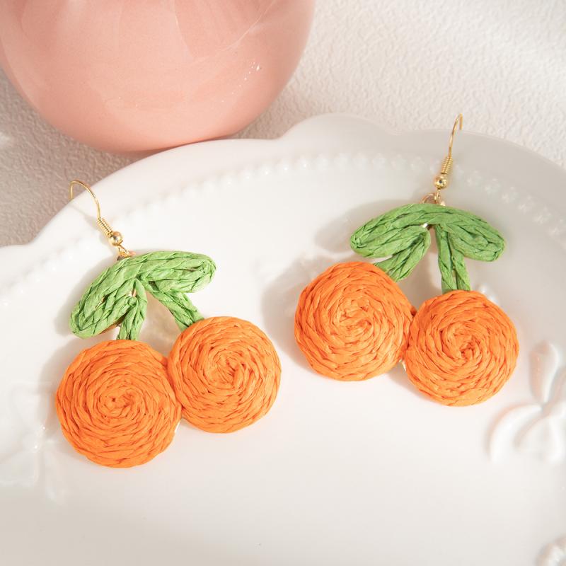 ピアス レディース チェリー さくらんぼ フルーツ 果物 ハンドメイド 手編み ラフィア ボヘミアン エスニック 春夏 リゾート 海 ビーチ かわいい おしゃれ 個性的 耳飾り アクセサリー ピンク レッド イエロー