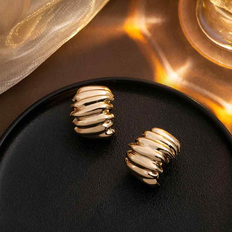 Rubellite - ピアス レディース スタッド 大ぶり 欧米風 メタリック 変形 幾何学 C型 フープ プリーツ 個性的 ミニマル シンプル 電気メッキ加工 おしゃれ 普段使い 通勤 オフィス カジュアル ゴールド シルバー 存在感 華やか アクセサリー
