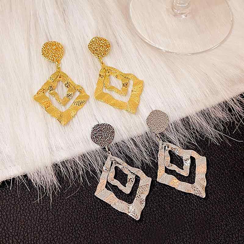 Cubic Zirconia - ピアス レディース ひし形 大ぶり 不規則 変形 型押し エンボス メタル 幾何学 レトロ ヴィンテージ風 パンク 個性的 インパクト 欧米風 ストリート 秋冬 耳飾り アクセサリー ジュエリー 電気メッキ加工 ゴールド シルバー