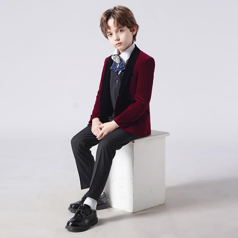 ・カテゴリ: キッズセットアップ・性別: 男の子・対象年齢: 新生児（0〜1歳、80cm以下）・袖丈: 九分丈・生地加工: 酵素洗浄・厚さ: 普通・柄: 無地・スタイル: スポーツ・主な素材: ポリエステル・留め具: シングルブレスト・カラー展開: ワインレッド・サイズ展開: 110cm, 120cm, 130cm, 140cm, 150cm, 160cm, 170cm