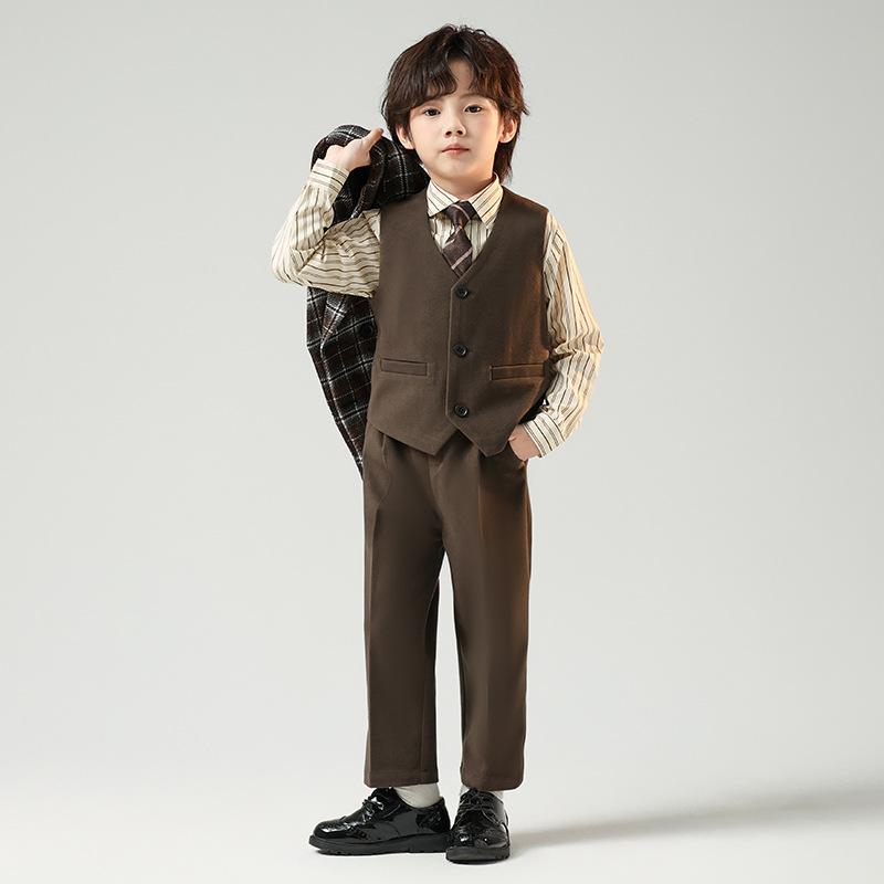・カテゴリ: 子供用ジャケット・コート・対象: 男の子・対象年齢: 8歳以上（身長140cm以上）・ネックライン: テーラードカラー・スタイル: カジュアル・柄: チェック・生地の厚さ: 普通・加工: 柔軟加工・セット内容: セットアップ・素材: 化学繊維混紡・主素材: ポリエステル・裏地素材: ポリエステル・カラー展開: ブラウンチェック、ブラックチェック・サイズ展開: 90cm、100cm、110cm、120cm、130cm、140cm、150cm、160cm、170cm・インナー種類: ポリエステルインナー