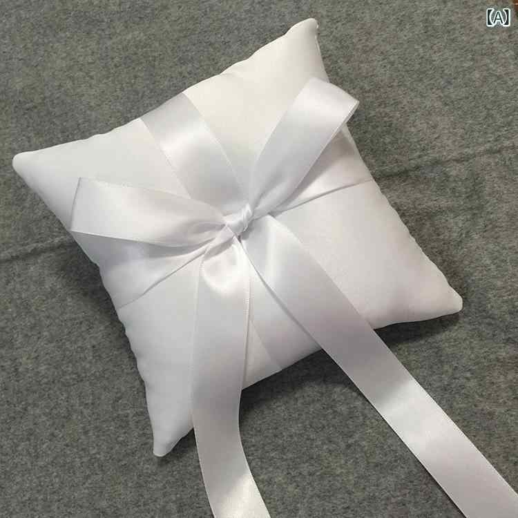 フロントップ楽天市場店のリングピロー ウェディング 結婚式 ブライダル 欧州風 リボン 白 布製 ファブリック クッション 演出アイテム 披露宴 小物 装飾 清楚 上品 高級感 華やか シンプル スクエア 二次会 パーティー セレモニー 記念撮影｜アングル2