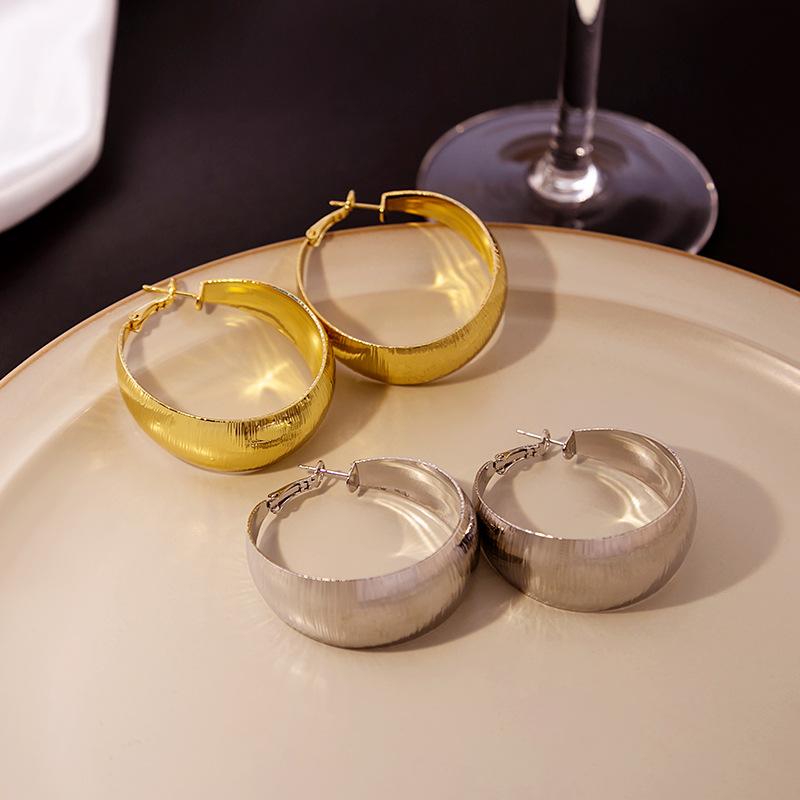 Tourmaline - ピアス レディース フープピアス 大ぶり ワイド メタル 幾何学 ゴールド調 電気メッキ加工 高級感 個性的 トレンド 耳飾り アクセサリー 海外ファッション 写真映え 春夏 オフィスカジュアル 通勤 普段使い シンプル 大人 かわいい インフ
